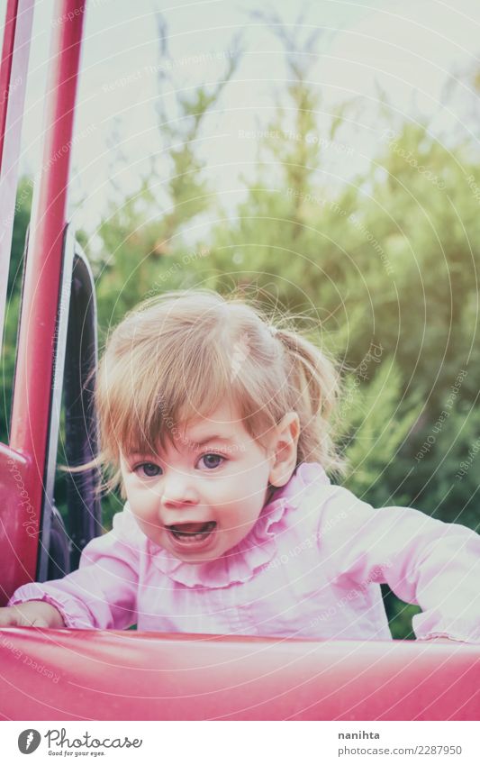 Glückliches kleines Mädchen in einem Park Lifestyle Stil Freude Leben Spielen Kinderspiel Ferien & Urlaub & Reisen Mensch feminin Baby Kleinkind Kindheit 1
