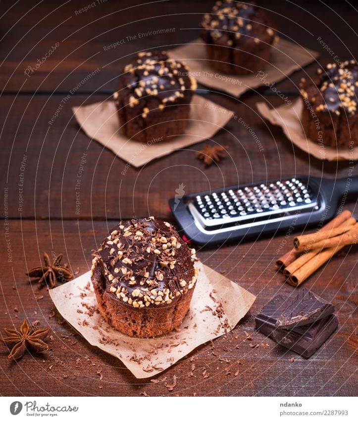 Schokoladen Muffin Dessert Ernährung Tisch Papier Holz frisch lecker oben braun Essen zubereiten Hintergrund Bäckerei Kuchen Cupcake essen Fett Lebensmittel