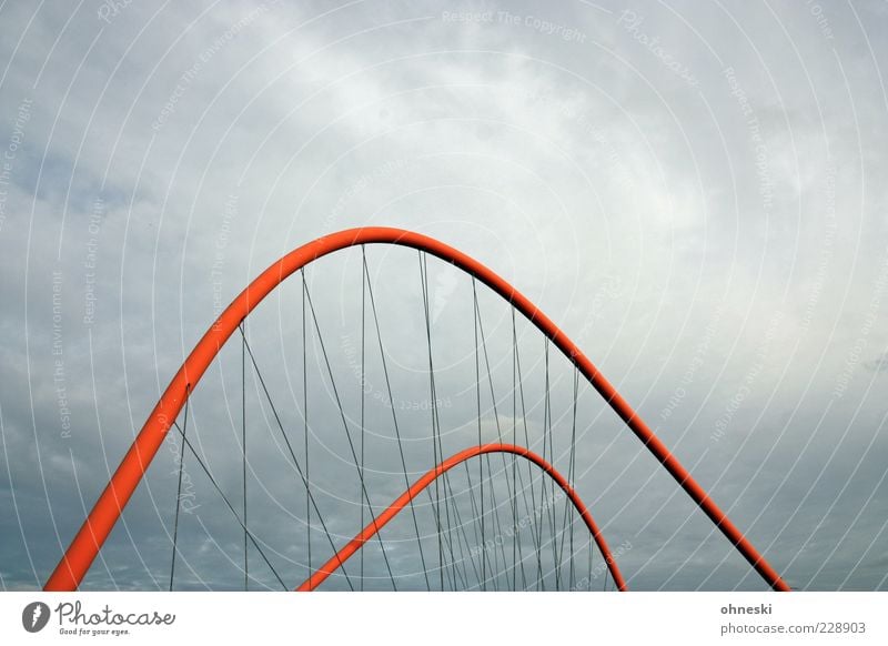 Brückenschlag [BO III] Wolken Gewitterwolken Wetter schlechtes Wetter Bauwerk Architektur Hängebrücke Brückenpfeiler grau rot Bogen Verbindung Farbfoto