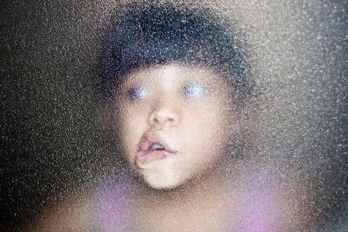 O.o Kind Mädchen Kindheit Gesicht 1 Mensch 3-8 Jahre Fensterdekoration Glas Blick dunkel gruselig lustig verrückt Überraschung Angst Entsetzen bizarr Farbfoto