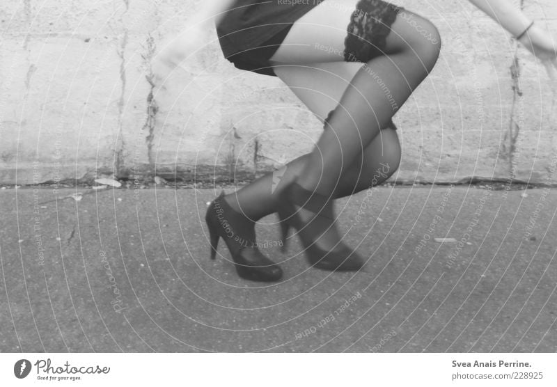 sprung. feminin Junge Frau Jugendliche Gesäß Beine Fuß 1 Mensch 18-30 Jahre Erwachsene Mauer Wand Mode Strumpfhose Unterwäsche Schuhe Damenschuhe Beton springen
