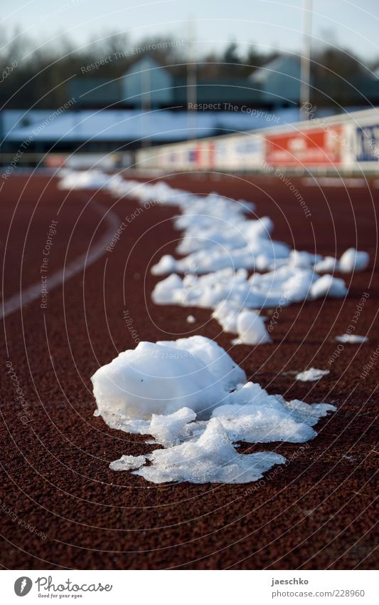 Eisschnelllauf Sport Leichtathletik Sportstätten Rennbahn Winter Klima Wetter Schönes Wetter Frost Schnee Tartan Sportplatz kalt laufen Laufsport anstrengen