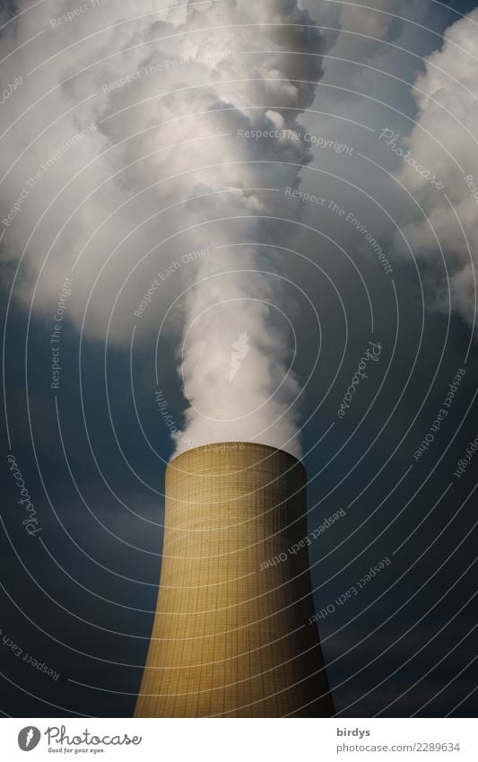 rauchender Kühlturm eines Kraftwerks Kernkraftwerk Kohlekraftwerk Himmel Wolken Wasserdampf CO2-Ausstoß Klimawandel Rauchen authentisch bedrohlich dunkel