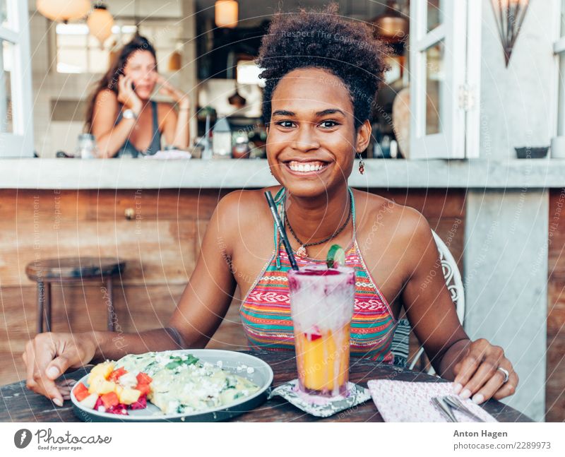 Mädchen im vegetarischen Café mit Verpackung und Smoothie Ernährung Frühstück Bioprodukte Vegetarische Ernährung Erfrischungsgetränk Saft feminin Junge Frau