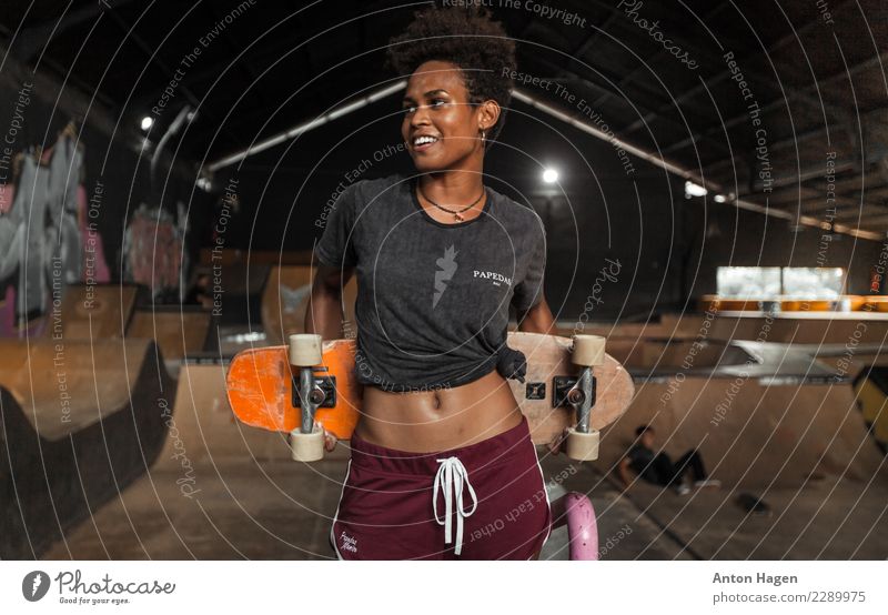 Mädchen wollen nur Schlittschuhe haben. Sport Halfpipe Afro-Look Glück Skateboard Skateboarding Schlittschuhlaufen Skaterbahn Asiate Indonesier Graffiti