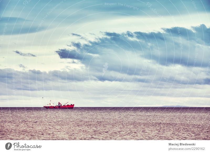 Einsames Schiff, Farbe tonte Bild, Chile. Ferien & Urlaub & Reisen Ausflug Kreuzfahrt Meer Natur Landschaft Himmel Gewitterwolken Wellen Küste Verkehr