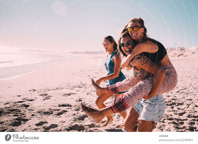 Glückliche beste Freunde, die zusammen gute Zeit auf dem Strand haben Freude Freizeit & Hobby Ferien & Urlaub & Reisen Freundschaft Sonnenbrille Lächeln tragen