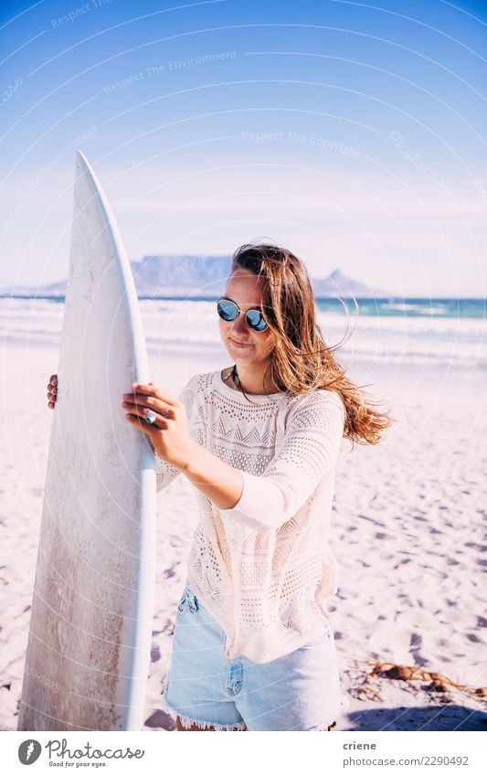 Tragendes Surfbrett des jungen weiblichen Erwachsenen auf Strand Lifestyle Glück Freizeit & Hobby Sommer Meer Frau Lächeln Surfen Outdoor-Erholung positiv