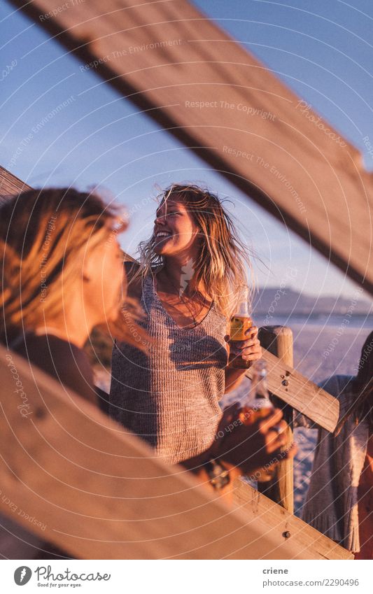 Junges weibliches erwachsenes trinkendes Bier auf dem Strand im Sonnenuntergang Freude Glück Erholung Ferien & Urlaub & Reisen Frau Erwachsene Lächeln genießend