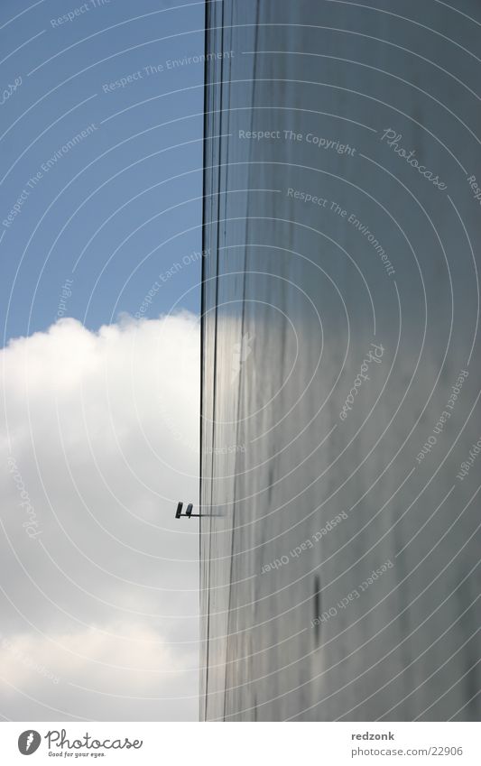 Überwachung an Wand Haus Hochhaus Beton Strukturen & Formen Wolken Reflexion & Spiegelung Regierungssitz Architektur Himmel modern Überwachungsstaat
