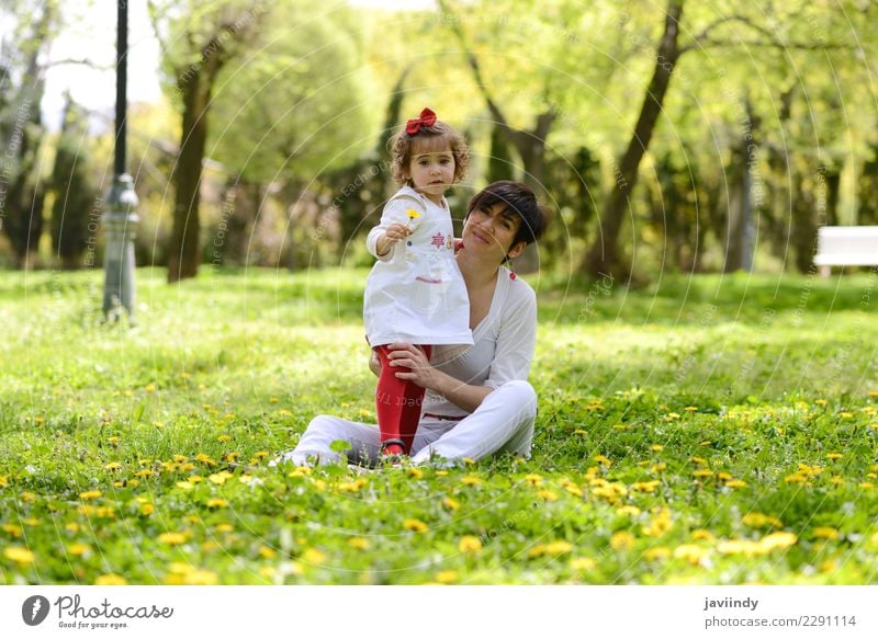 Mutter und kleines Mädchen, die im Park spielen Lifestyle Freude Kind Mensch feminin Baby Junge Frau Jugendliche Erwachsene Familie & Verwandtschaft Paar