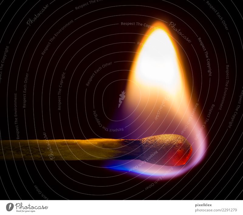 Streichholz Urelemente Feuer Holz leuchten streichen dunkel heiß hell klein nah Warmherzigkeit gefährlich Vergänglichkeit Versicherung brennen Flamme anzünden