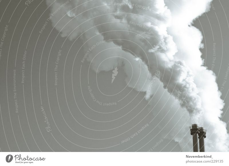 wolkenmaschine Technik & Technologie Energiewirtschaft Energiekrise Industrie Menschenleer Schornstein Rauch bedrohlich grau weiß Schwarzweißfoto Außenaufnahme