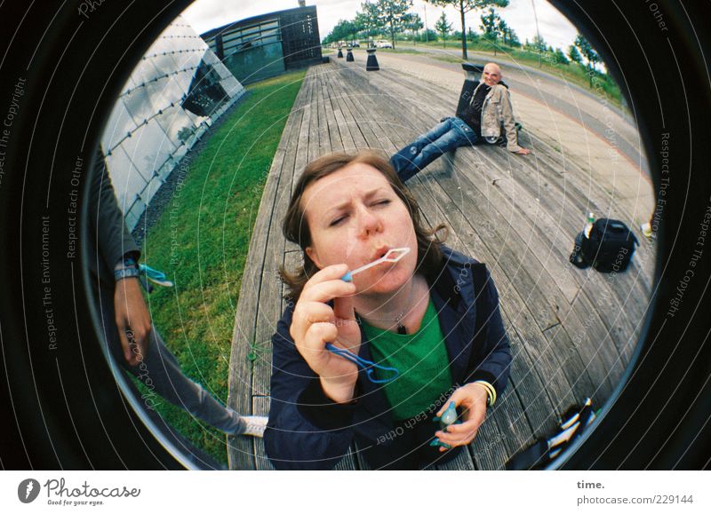 H10.1 | Phantasiereise Freude Gesicht maskulin Frau Erwachsene Mann Horizont Kugel sitzen stehen Perspektive Seifenblase Weltausstellung Expo 2000 blasen