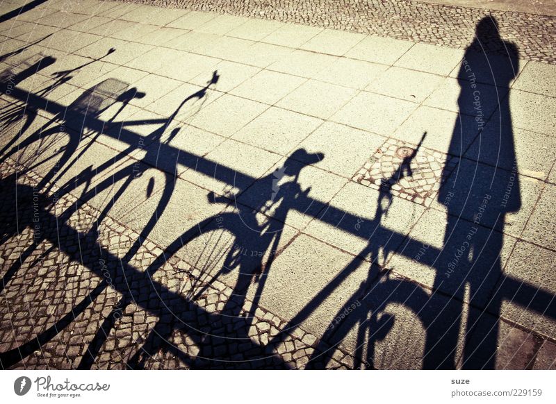 Schatt-ich Freizeit & Hobby Fahrrad Mensch 1 dunkel hell Geländer Bürgersteig Fußweg Fotografieren Schattenspiel Schattenkind Farbfoto Außenaufnahme