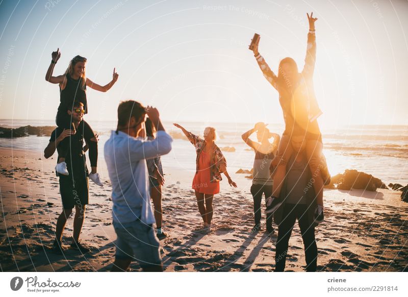 Gruppe glückliche Freunde, die auf Strandparty tanzen Lifestyle Ferien & Urlaub & Reisen Abenteuer Sommer Sommerurlaub Sonne Meer Musik Mensch Freundschaft
