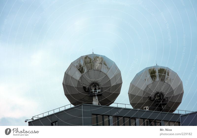 draht nach oben Medienbranche Telekommunikation Dach Satellitenantenne Überwachung Strahlung Wellenlänge Radio Rundfunksender Sender Signal Fernsehen