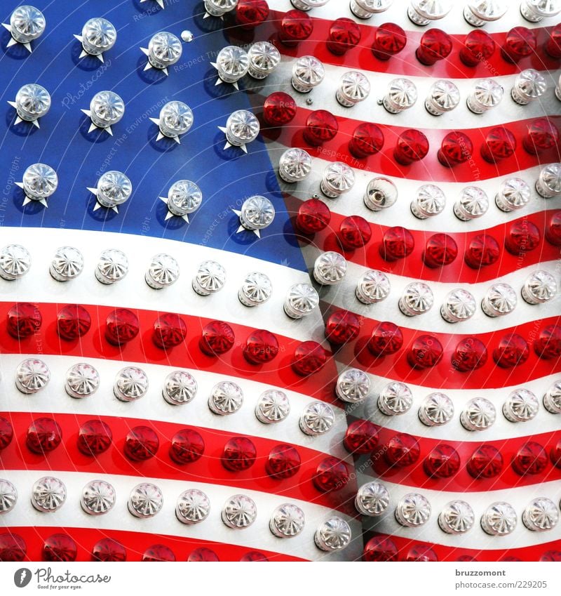 Kirmes Country Fahne Stars and Stripes USA blau rot weiß Hochmut Stolz Hemmungslosigkeit Amerika Glühbirne Jahrmarkt Farbfoto Kitsch Menschenleer Streifen