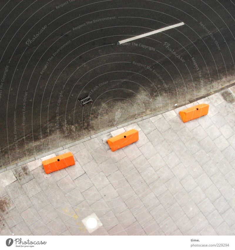 Parkplatzkiller (dutch style) Straße Stein Beton Linie braun Sicherheit Schutz Ordnung Asphalt Bürgersteig Fahrbahn Fahrbahnmarkierung Gully orange