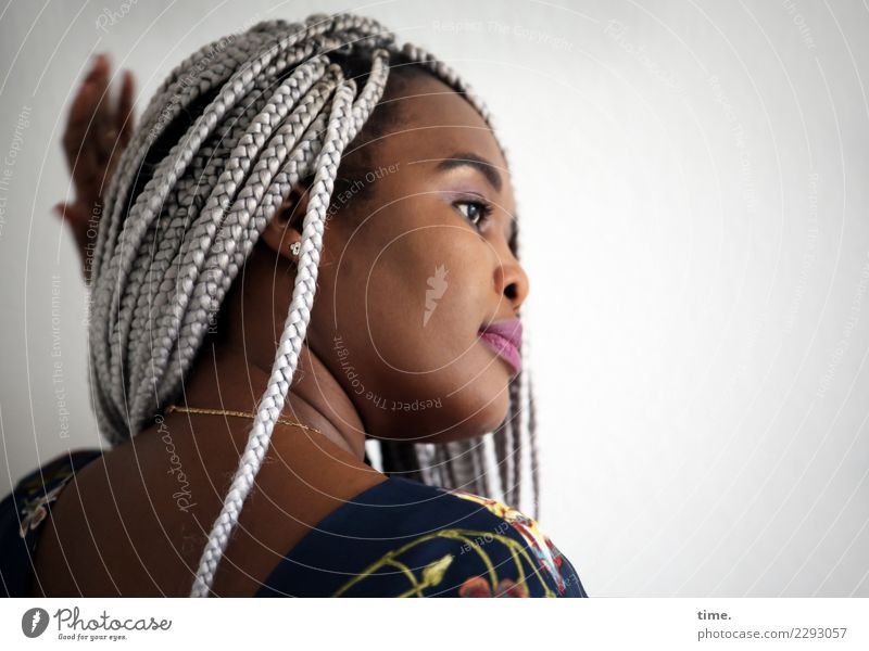 Gené feminin Frau Erwachsene 1 Mensch Kleid Schmuck Haare & Frisuren schwarzhaarig grauhaarig langhaarig Zopf Afro-Look geflochten beobachten berühren Bewegung