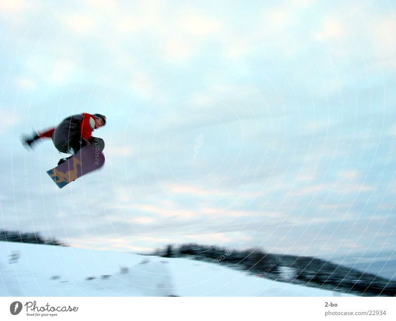 Flying High Snowboard springen Extremsport Harz Schnee Bewegungsunschärfe hoch Mut Körperhaltung Snowboarder Snowboarding fliegen Wolkenhimmel 1 Außenaufnahme