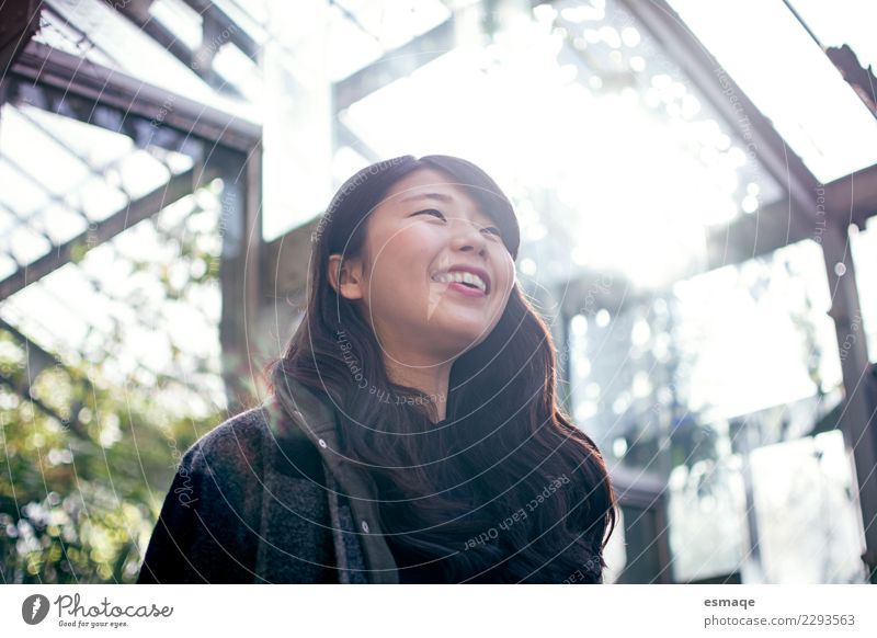 Porträt einer asiatischen glücklichen Frau in der Natur Lifestyle exotisch Freude schön Gesundheit Gesundheitswesen Behandlung Alternativmedizin Wellness Leben
