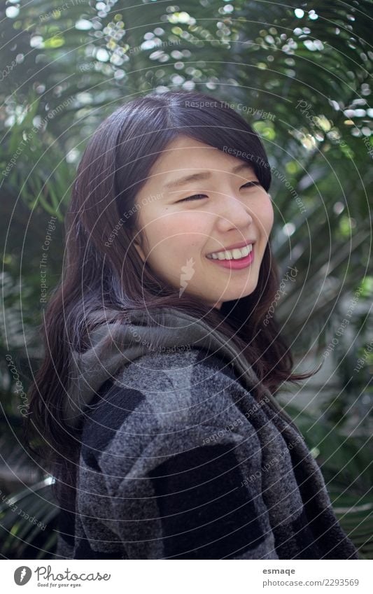 Asiatisches Mädchen Lächeln Lifestyle Freude schön Wellness Erholung Mensch feminin Junge Frau Jugendliche Natur Pflanze lachen authentisch Fröhlichkeit