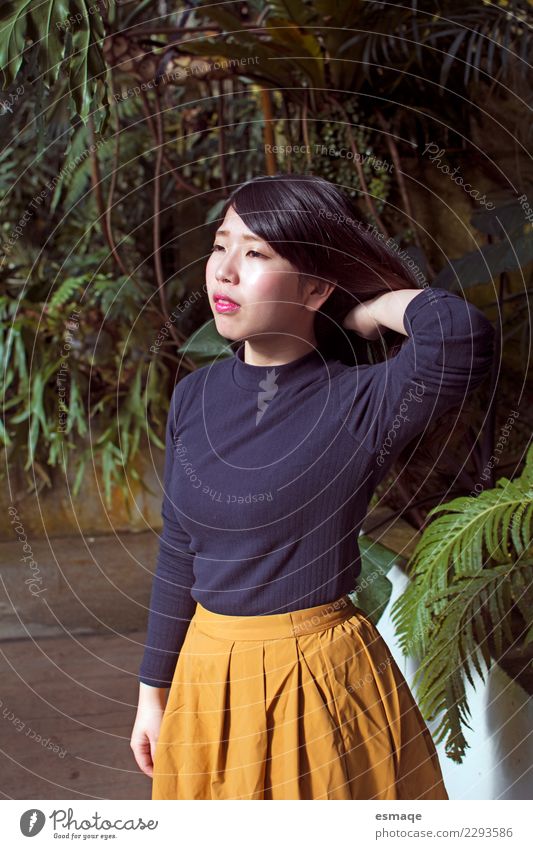 Porträt einer asiatischen jungen Frau in der Natur Lifestyle exotisch Freude schön Junge Frau Jugendliche Pflanze beobachten Beratung Denken außergewöhnlich
