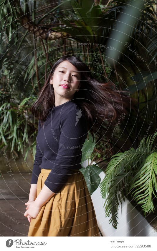 Porträt der asiatischen Frau in der Natur Lifestyle Stil Freude schön Haare & Frisuren Haut Gesicht Gesundheit Gesundheitswesen Behandlung Alternativmedizin