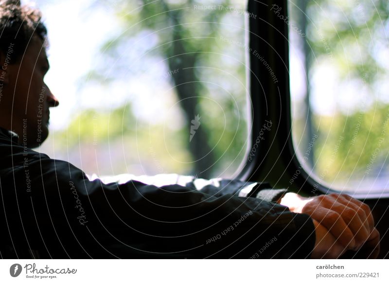 Einsamkeit // allein in seinen Gedanken Mensch maskulin Mann Erwachsene 30-45 Jahre 45-60 Jahre Verkehrsmittel Busfahren Fernweh nachdenklich Denken Fenster