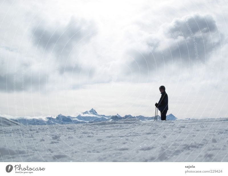 einsamkeit // skifahrer Wintersport Sportler Skifahren Skipiste Umwelt Natur Landschaft Urelemente Himmel Wolken Schnee Blick stehen warten weiß Tourismus