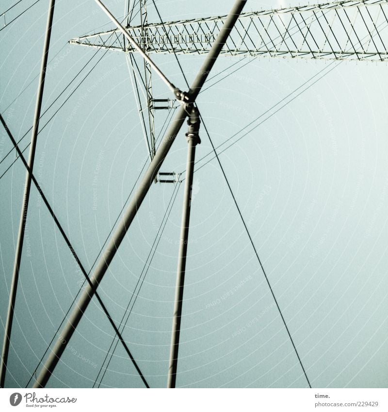 On Air Energiewirtschaft Kabel Metall Netzwerk verrückt grün komplex Ordnung Perspektive Elektrizität Strommast Träger Metallwaren Strebe Stahlkabel Halterung