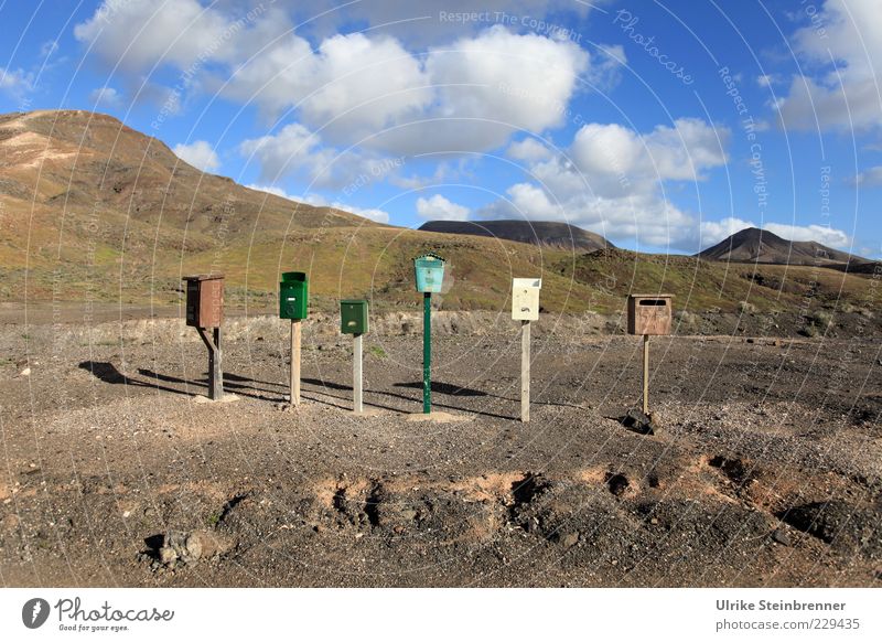 Sechs einzelne Briefkästen stehen in der Vulkanlandschaft von Fuerteventura Ferien & Urlaub & Reisen Postfach Briefkasten Sehnsucht Einsamkeit Reihe 6 Kasten