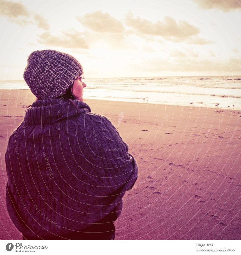 Über den Horizont feminin Junge Frau Jugendliche 1 Mensch Blick Meer Ferne altehrwürdig Strand Ferien & Urlaub & Reisen Himmel Wolken Einsamkeit Mütze kalt