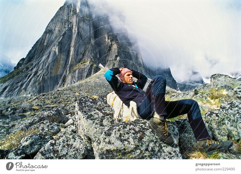 Rucksacktourist ruht sich aus. Abenteuer Berge u. Gebirge wandern Sport Klettern Bergsteigen 1 Mensch 30-45 Jahre Erwachsene Gipfel sitzen sportlich Tapferkeit