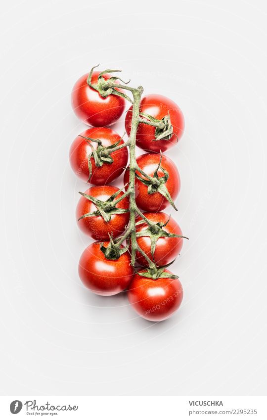 Rotee Kirschtomaten auf Weiß Lebensmittel Gemüse Ernährung Bioprodukte Vegetarische Ernährung Diät Stil Design Gesunde Ernährung Cocktailtomate Tomate Bündel