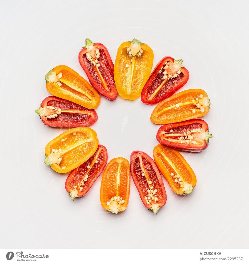 Halbierte Paprika runder Rahmen auf Weiß Lebensmittel Gemüse Stil Design Teilung Vor hellem Hintergrund Bioprodukte Foodfotografie Farbfoto Studioaufnahme