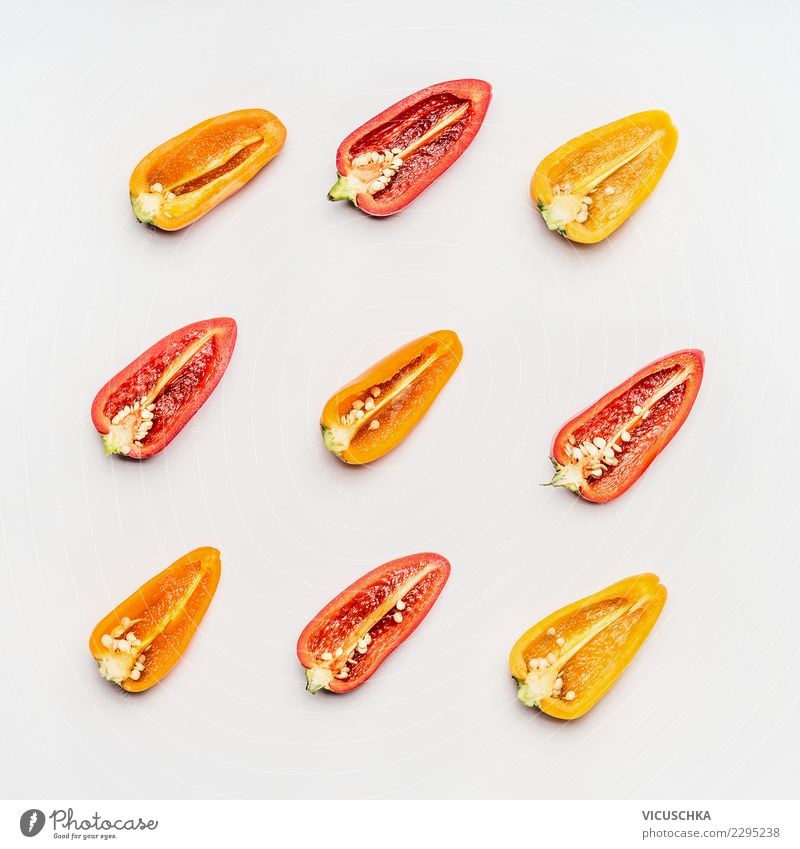 Paprika halbiert Lebensmittel Gemüse Stil Design Gesundheit Gesunde Ernährung Ornament gelb Hälfte Teilung Muster Vor hellem Hintergrund Foodfotografie Farbfoto