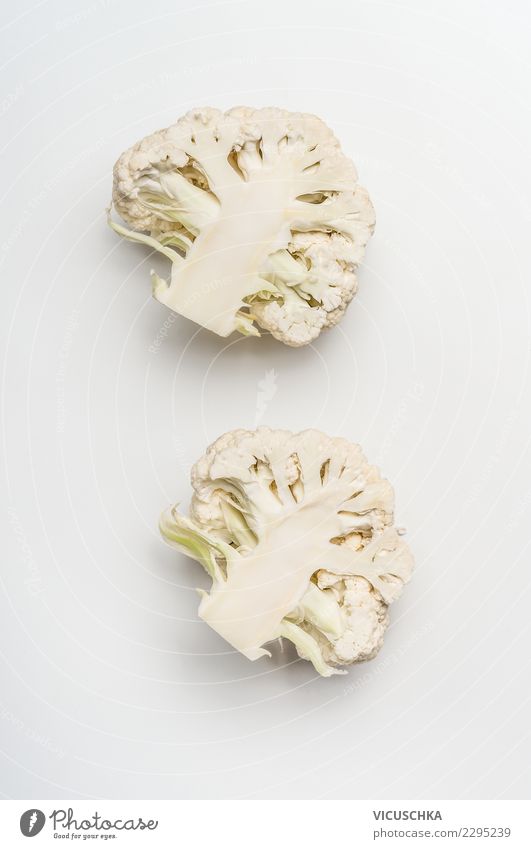 Hälfte von Blumenkohl Lebensmittel Gemüse Stil Design Gesundheit Gesunde Ernährung Foodfotografie modern einfach Vor hellem Hintergrund Farbfoto Innenaufnahme