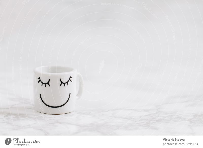 Kaffeetasse mit Smiliey Gesicht Frühstück Getränk Espresso Becher Lifestyle elegant Stil Design Freude Glück schön Erholung Tisch Arbeitsplatz Büro Küche Kunst