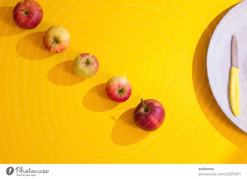 Äpfel Lebensmittel Frucht Apfel Ernährung Bioprodukte Vegetarische Ernährung Messer ästhetisch frisch Gesundheit lecker modern oben saftig süß viele gelb grau