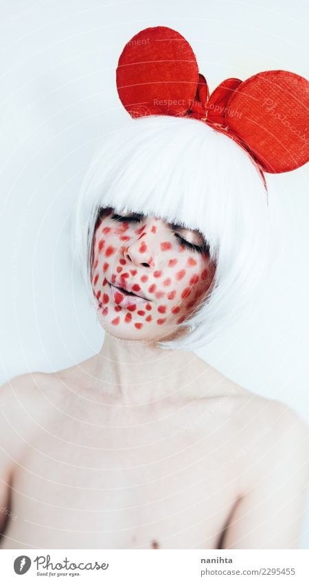 Künstlerisches Portrait einer Frau mit dem weißen Haar und Rot bilden Stil Design exotisch schön Haare & Frisuren Haut Gesicht Schminke Mensch feminin androgyn