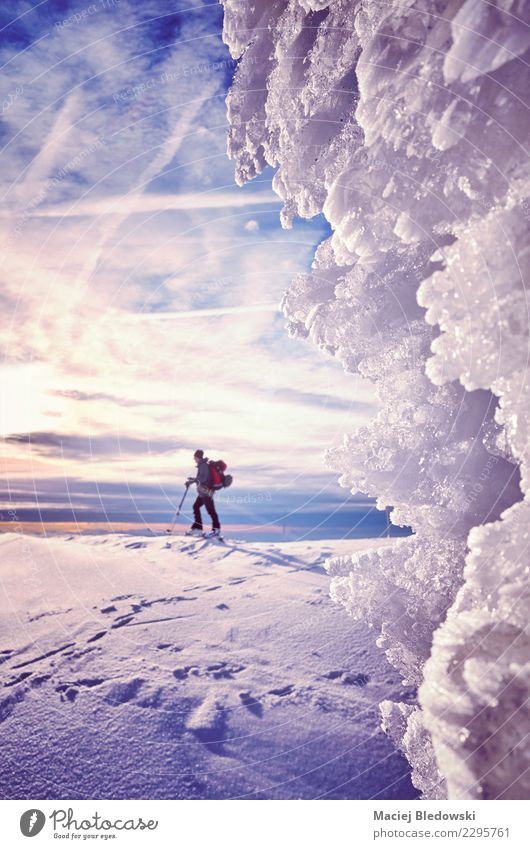 Eisformationen mit Skilangläufer-Silhouette Ferien & Urlaub & Reisen Tourismus Abenteuer Expedition Winter Schnee Berge u. Gebirge Skier Natur Landschaft Himmel
