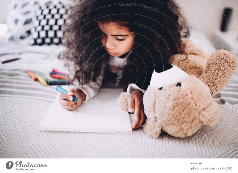 Kleines Mädchen macht Hausaufgaben im Bett zu Hause. Freude Glück schön Kind Schule Frau Erwachsene Kindheit Papier Lächeln träumen Fröhlichkeit klein niedlich