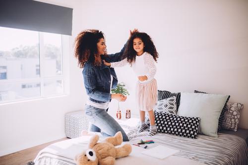 Junge Mutter, die mit kleiner Tochter spielt Freude Glück schön Spielen Haus Schlafzimmer Kindererziehung Eltern Erwachsene Familie & Verwandtschaft lachen