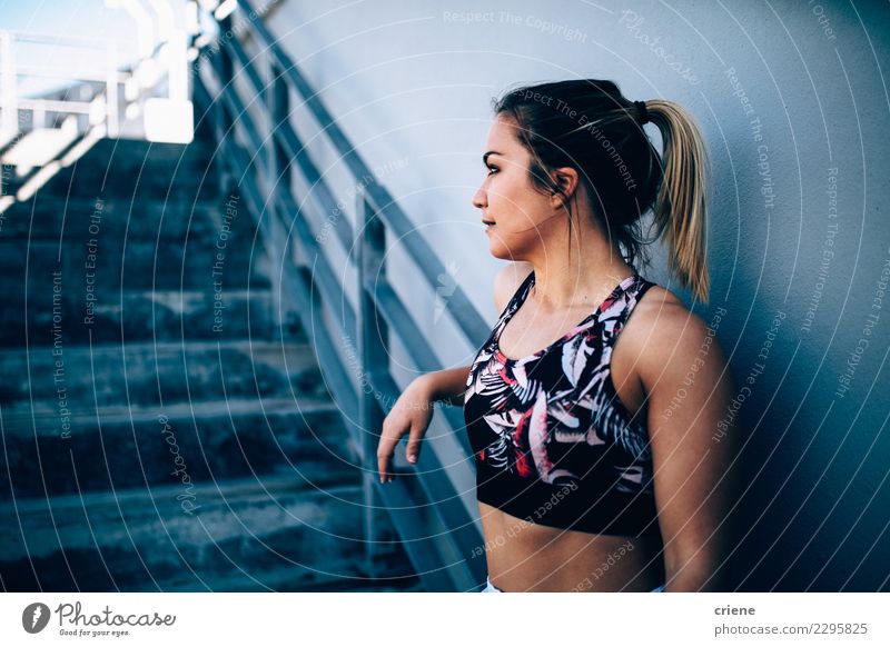 Portrait des weiblichen Athleten in der Sportkleidung Lifestyle Glück schön Körper Sommer Mensch Frau Erwachsene Fitness sportlich passen Sportbekleidung jung