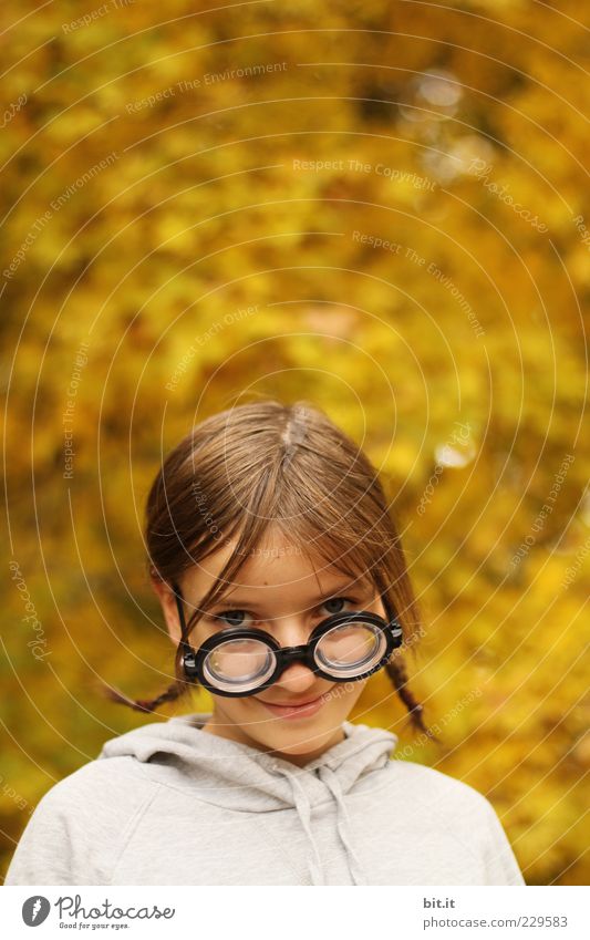 Goldkind Mädchen Kindheit Kopf Gesicht 8-13 Jahre Herbst Lächeln lernen einzigartig klug Freude Fröhlichkeit fleißig Lesebrille intellektuell Intellektueller