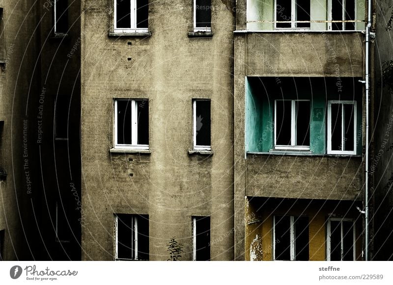 Schlafzimmerblick Haus Bauwerk Gebäude Fassade Balkon Fenster Stadt Unbewohnt trist dunkel Beton Farbfoto Außenaufnahme Kontrast Fensterfront verwittert