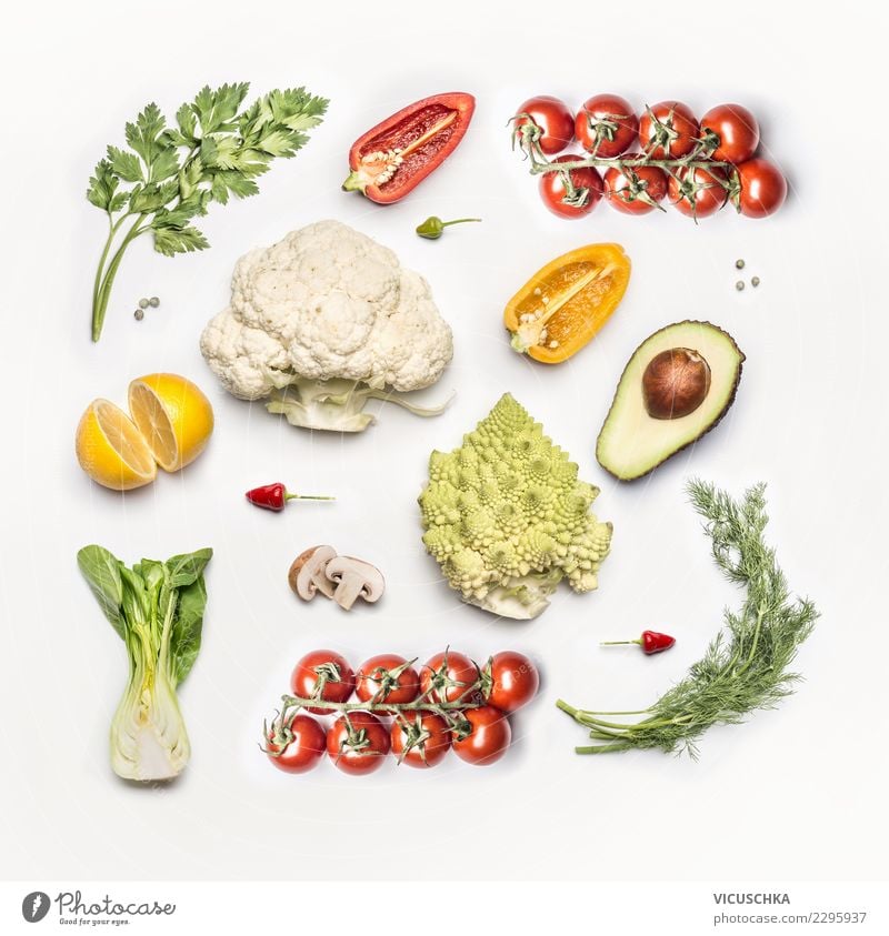 Frisches Gemüse flat lay Lebensmittel Ernährung Bioprodukte Vegetarische Ernährung Diät Stil Design Entwurf Vegane Ernährung Vor hellem Hintergrund