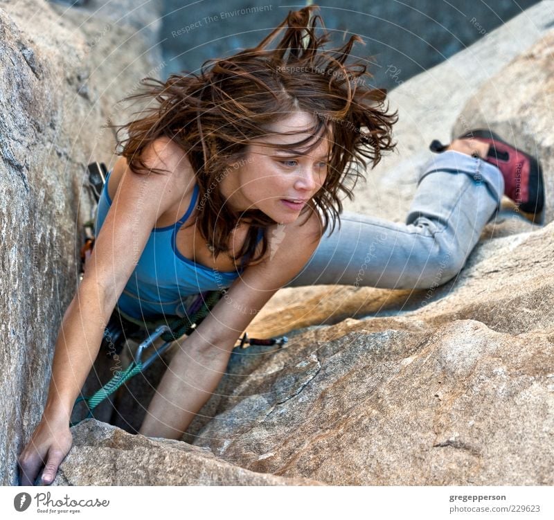 Weibliche Klettererin. Abenteuer Sport Klettern Bergsteigen Erfolg Seil Junge Frau Jugendliche 1 Mensch 18-30 Jahre Erwachsene sportlich hoch Tapferkeit